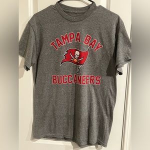 NFL Team Apparel Tampa Bay Buccaneers Men’s T-shirt Sz Medium Dye Gray